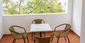 Namješten balkon apartmana u Budvi