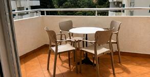 Balkon apartmana sa stolom i stolicama