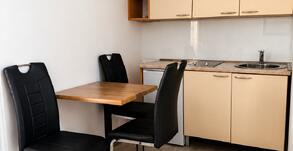 Trpezarijski sto i kuhinja u apartmanu
